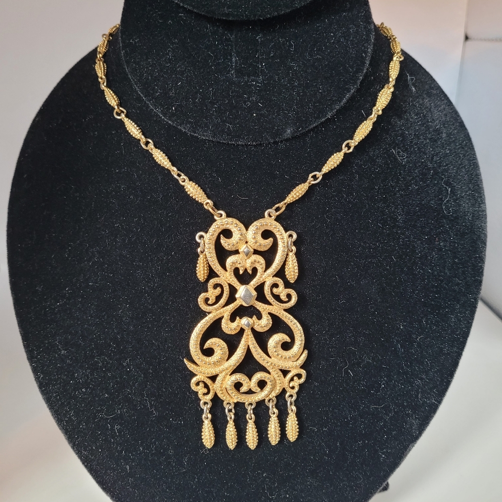 D'Orlan Elegant Gold Necklace